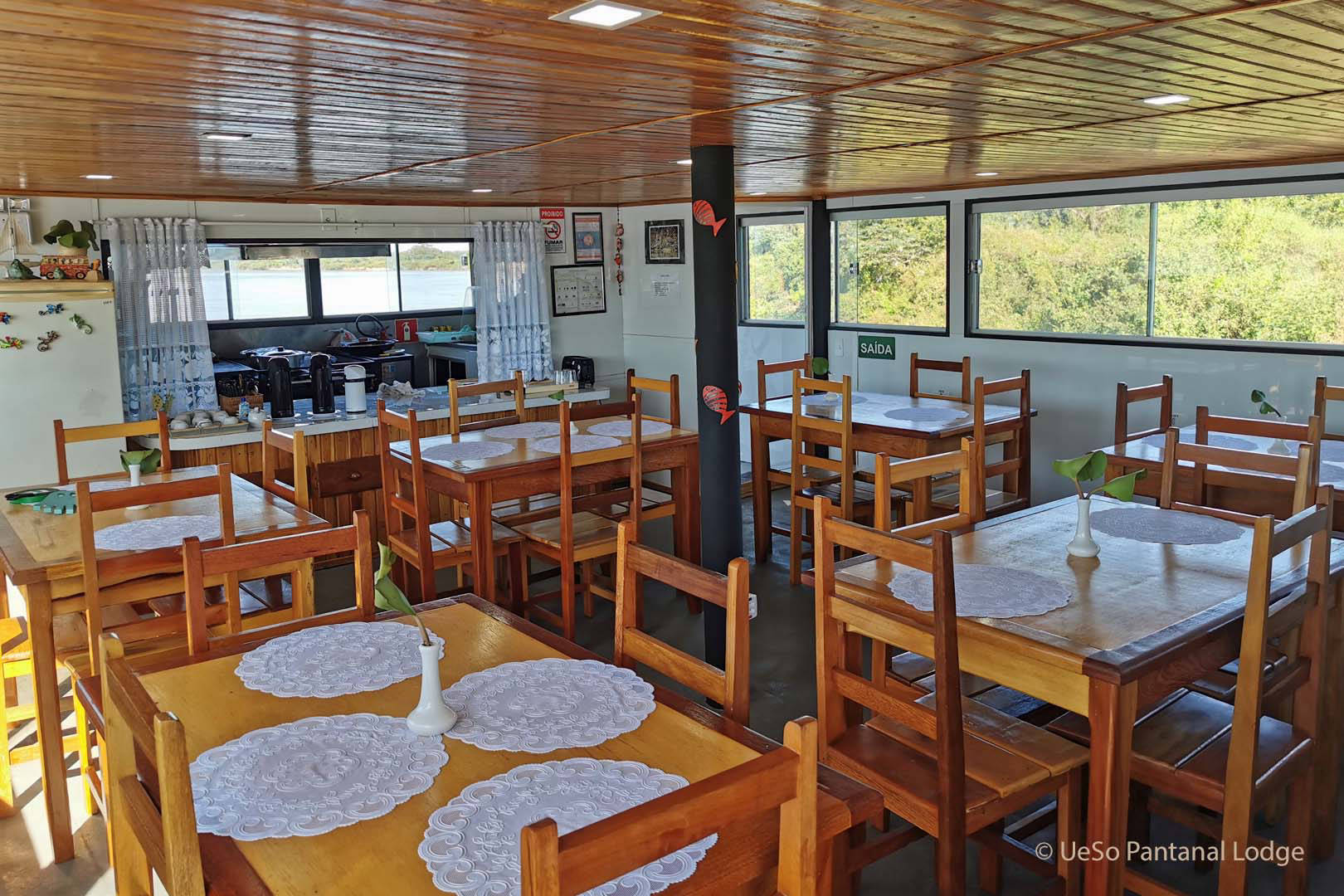 No restaurante do barco fluvial