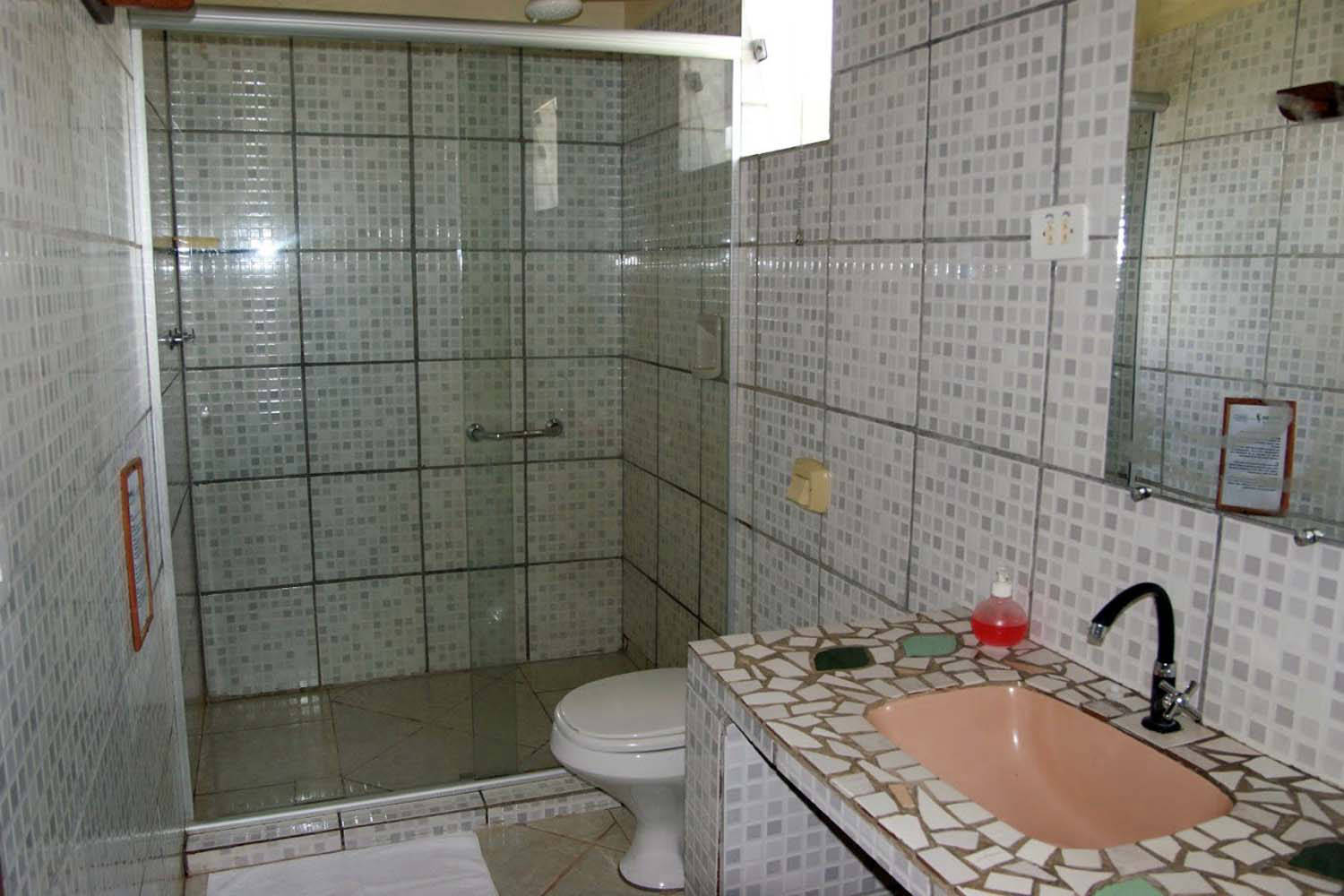 Banheiro, vaso sanitário, chuveiros