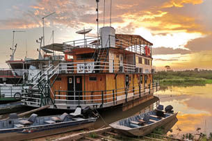 Barco caseiro no Pantanal
