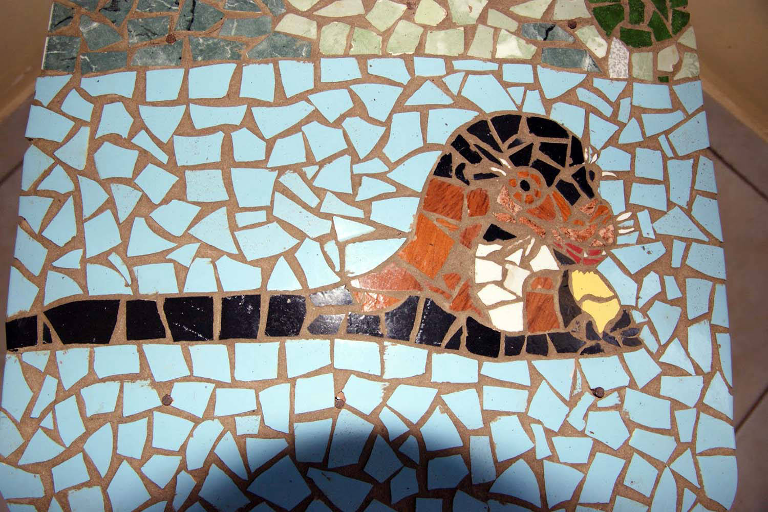 Mosaico no chão com lontra