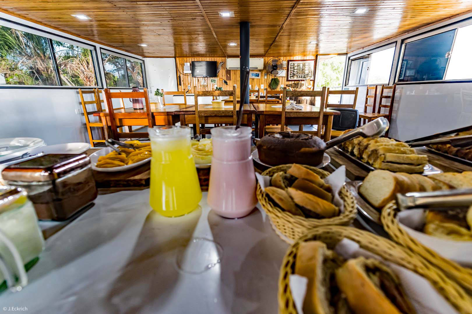 Buffet sur le Chalana