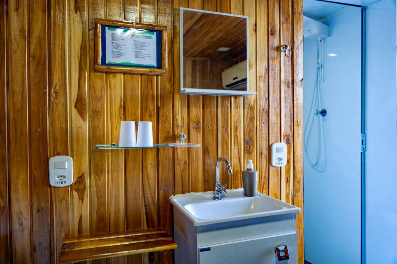 Miroir et lavabo dans la cabine