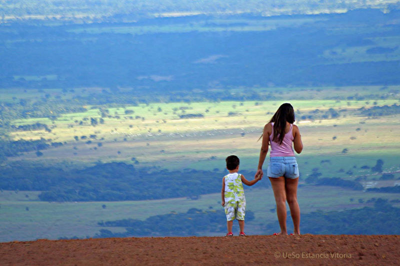 Les touristes apprécient la vue sur le haut plateau de la Chapada