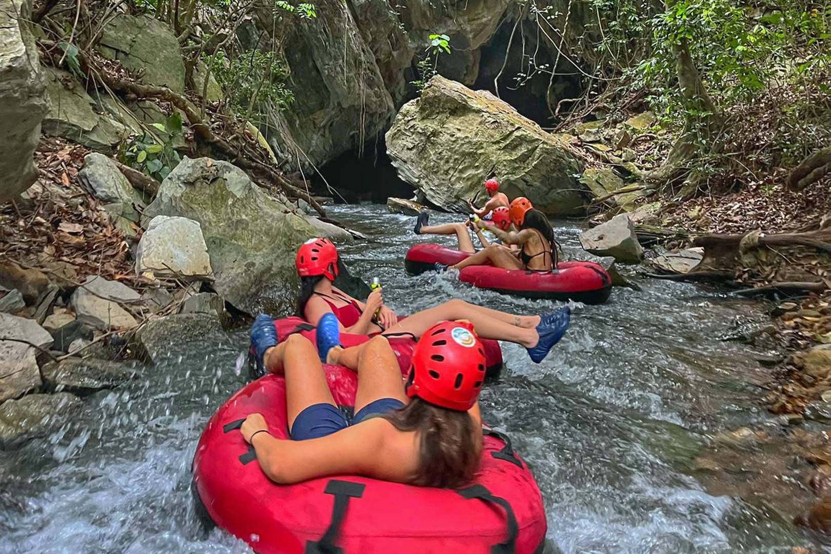 Des gens descendent la rivière sur des bouées à Nobres