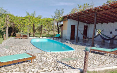 Piscine et zones de détente avec hamacs et chaises longues